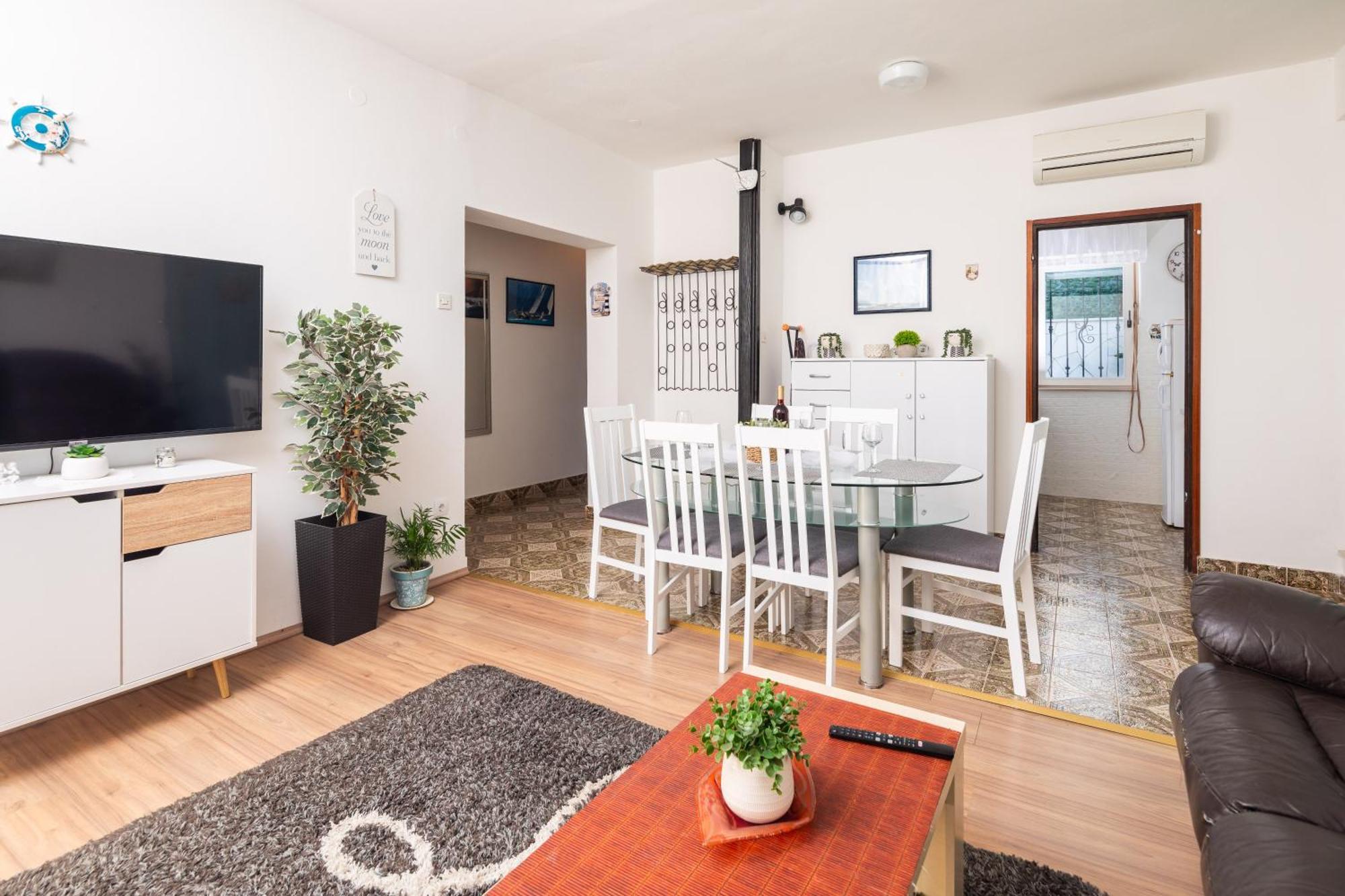 Urban Edge - Beach Apartments Omiš Екстериор снимка