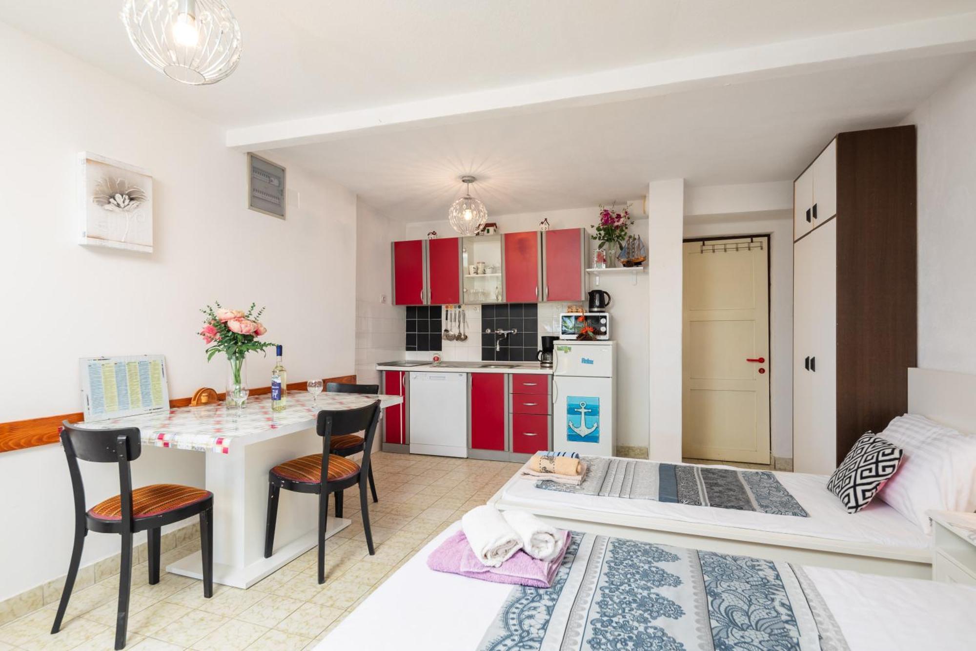 Urban Edge - Beach Apartments Omiš Екстериор снимка